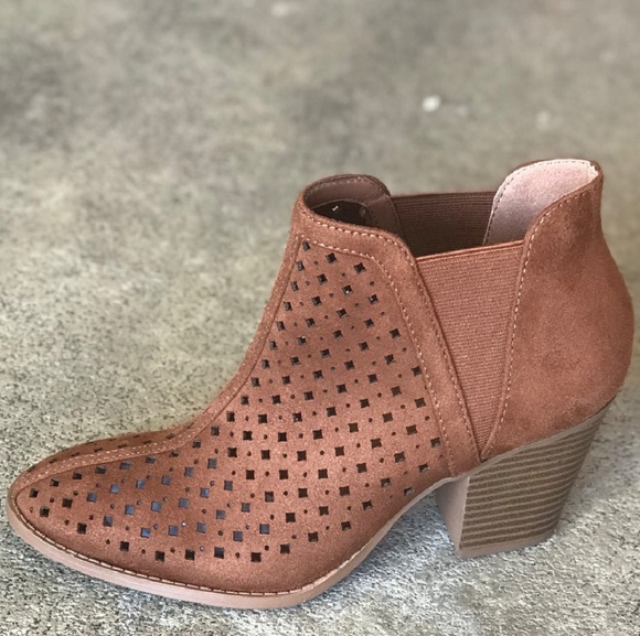 Cityclassified Shoes - NWT Stacked Heel Bootie